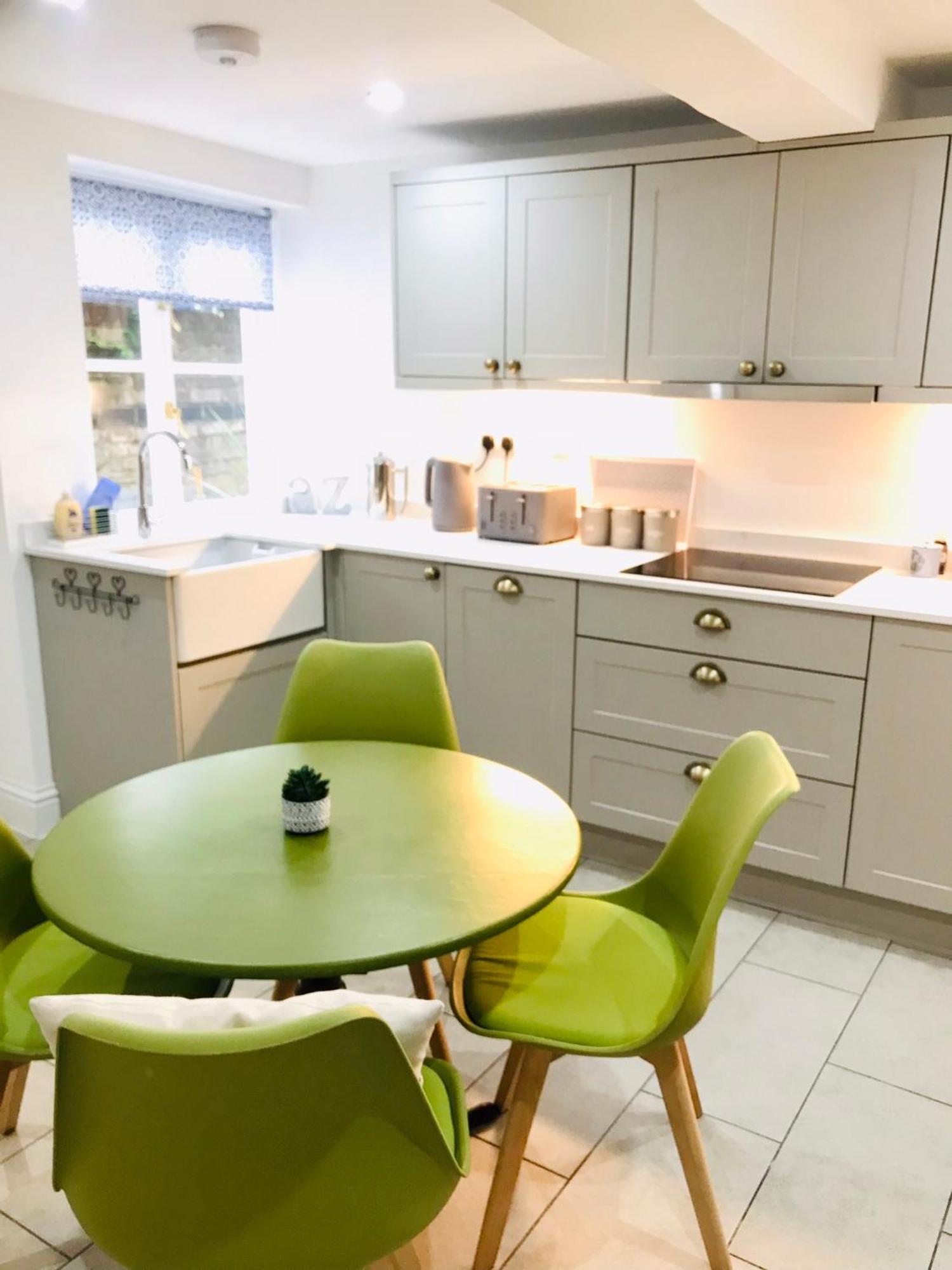 Bell Cottage By Ludlow Castle With Onsite Parking 외부 사진